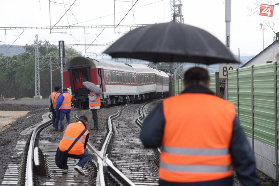 Pri Trenčíne sa vykoľajil osobný vlak, doprava je paralyzovaná