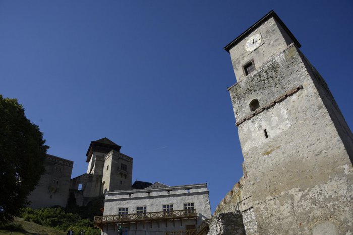 Ilustračný obrázok k článku Novinky na Trenčianskom hrade: Župa chce obnoviť a sprístupniť Hodinovú vežu