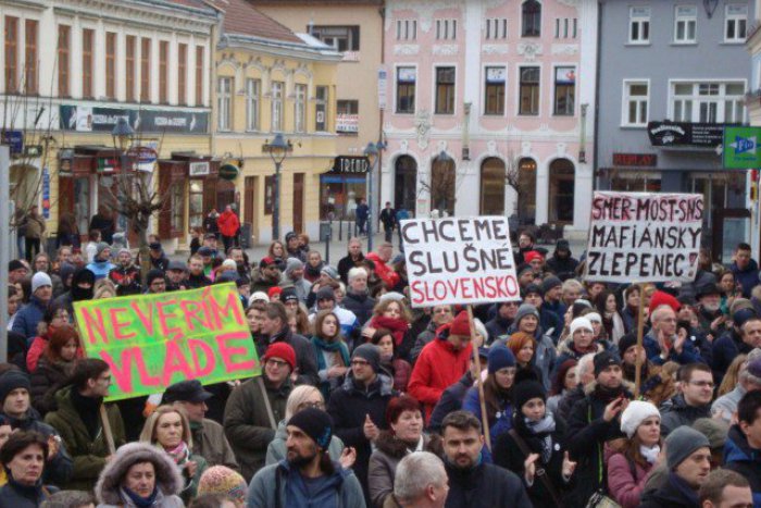 Ilustračný obrázok k článku Trenčín za slušné Slovensko: Pokojná demonštrácia mala pokračovanie, FOTO