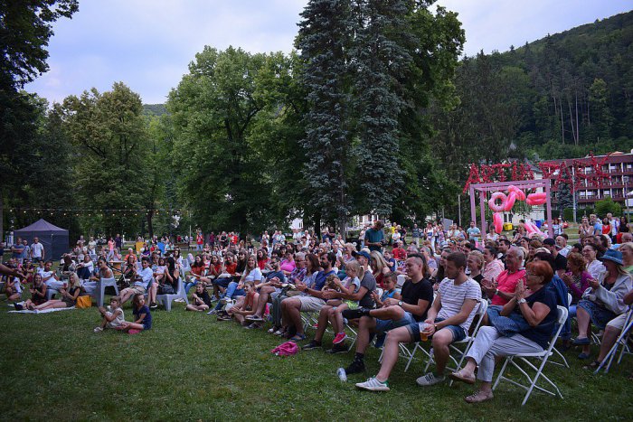 Ilustračný obrázok k článku Festival ART IN PARK v Trenčianskych Tepliciach: Atmosféra, ktorú treba zažiť, FOTO a VIDEO