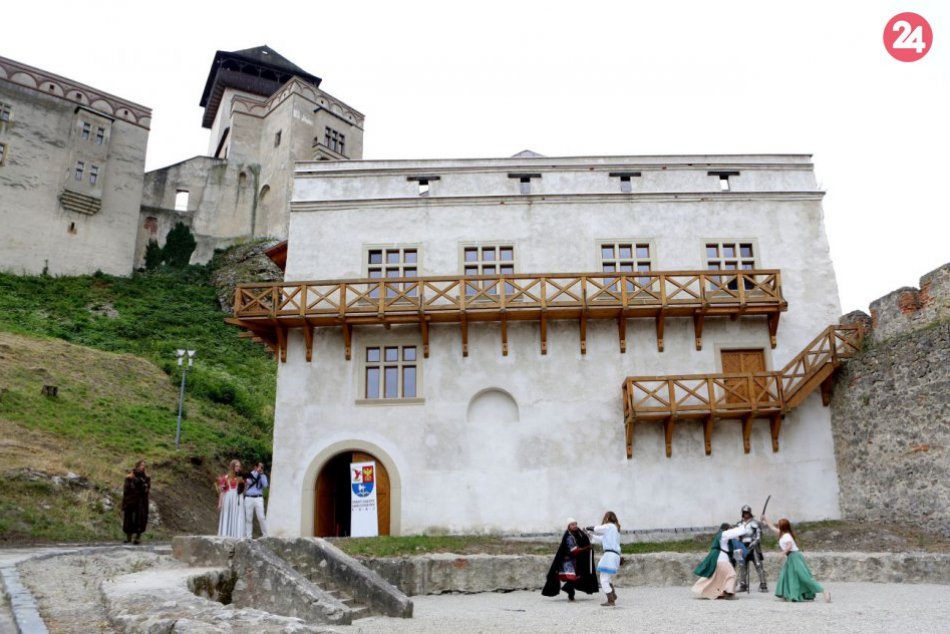 Ilustračný obrázok k článku Trenčiansky hrad láka: Podarí sa mu prekonať rekord v návštevnosti?