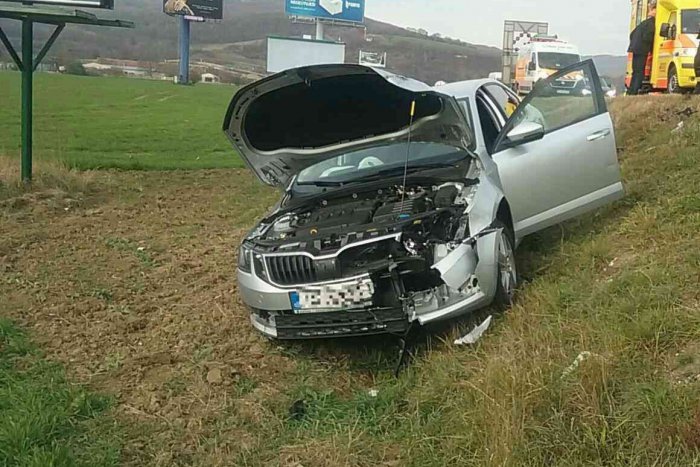 Ilustračný obrázok k článku Nehoda na diaľnici pri Trenčíne: Hasiči hlásia zranených, FOTO