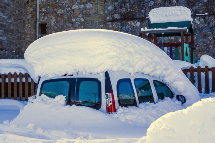 Ilustračný obrázok k článku Pokryl karosériu vášho auta sneh? Radšej ho poometajte, hrozí vám pokuta