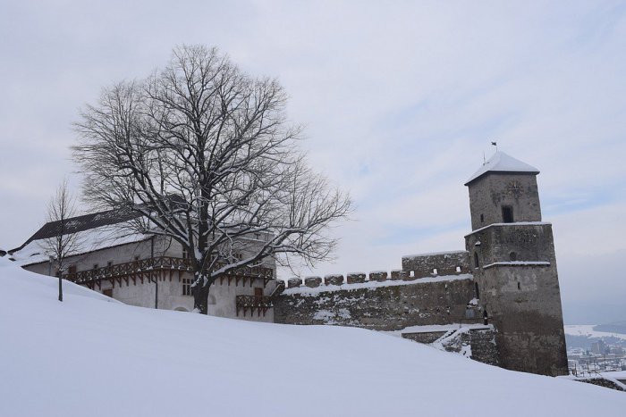 Ilustračný obrázok k článku Trenčiansky hrad prekonal rekordnú hranicu návštevnosti: Tipnete si, koľko ľudí tam vlani prišlo?