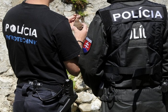 Ilustračný obrázok k článku Muž (34) v okrese Trenčín vykopal toho viac: Policajný pyrotechnik v akcii, FOTO