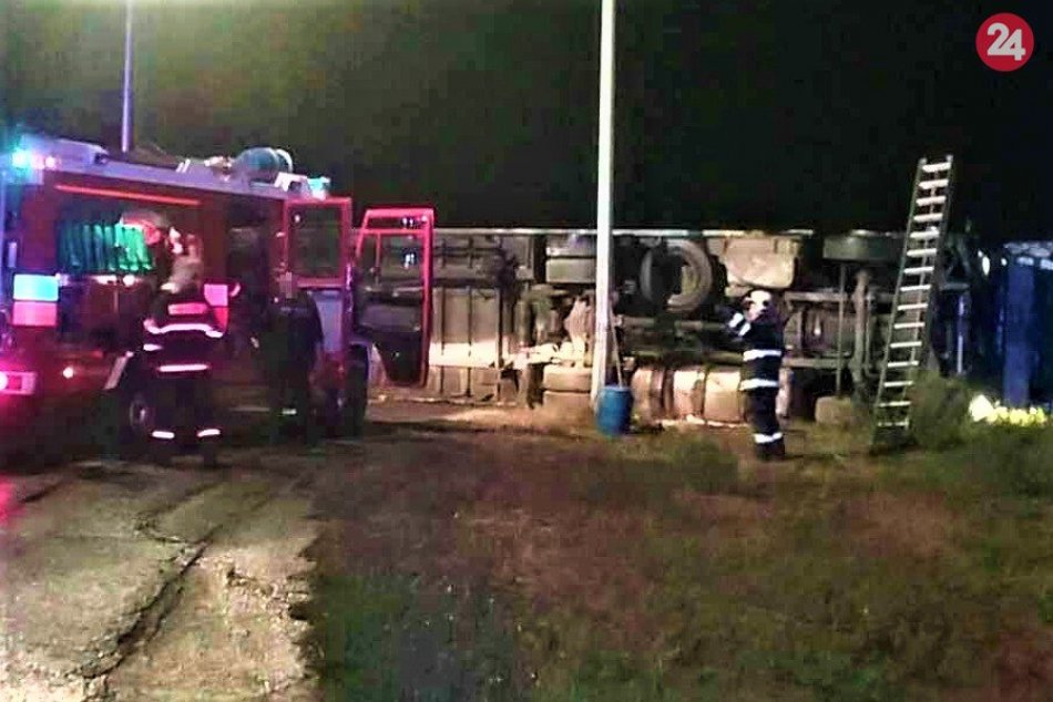 Ilustračný obrázok k článku Kamión sa prevrátil, vodič skončil v nemocnici: FOTO z nehody v okrese Trenčín