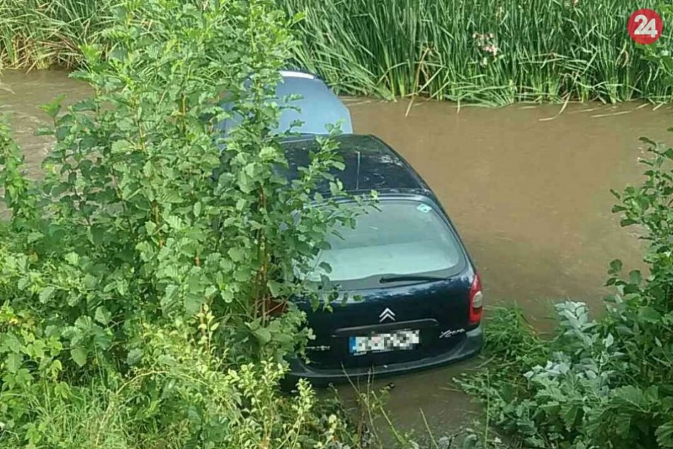 Ilustračný obrázok k článku Auto v Prievidzi skončilo po nehode v rieke Handlovka: FOTO priamo z miesta