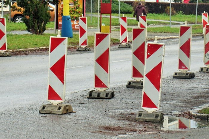 Ilustračný obrázok k článku Cestu medzi Trenčínom a Bánovcami kvôli nehode zatvorili: Toto je obchádzka