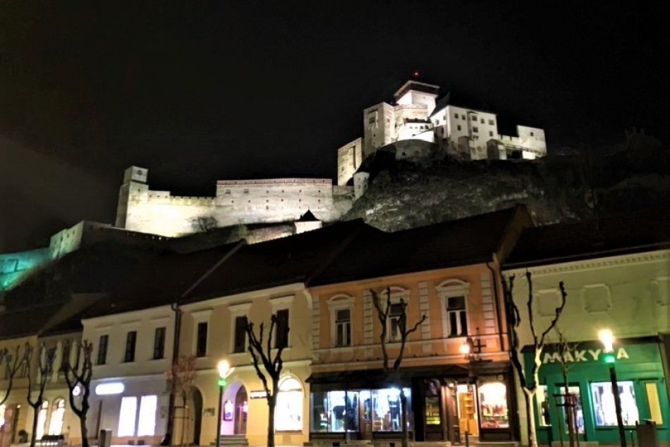 Ilustračný obrázok k článku Trenčiansky hrad ponúka nevšedné nočné prehliadky: TERMÍNY, kedy ich možno zažiť