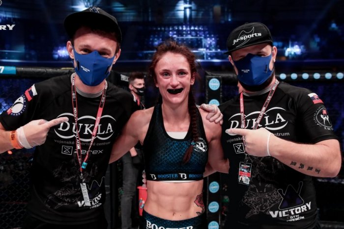 Ilustračný obrázok k článku Famózny vstup do MMA: Chochlíková si prešla peklom, aby uškrtila súperku, VIDEO