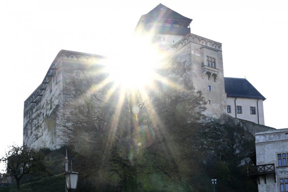 Ilustračný obrázok k článku Trenčiansky hrad opäť OTVORENÝ: Navštíviť sa dajú aj ďalšie atrakcie