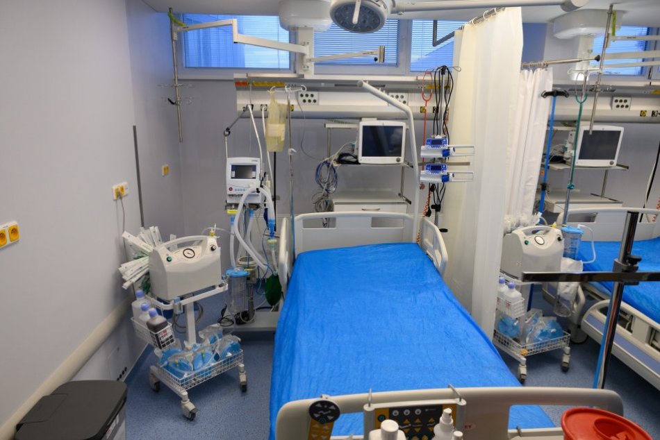 Ilustračný obrázok k článku Pacientov s COVID-19 je čoraz menej: Nemocnica v Trenčíne začne s operáciami