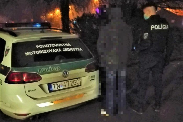 Ilustračný obrázok k článku Do basy sa mu nechcelo: Policajti z Trenčína muža chytili a šupli rovno do Ilavy