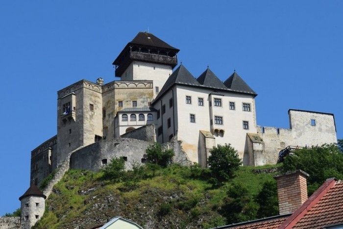 Ilustračný obrázok k článku Trenčiansky hrad ponúkne cenný SUVENÍR: Sledujte, akú unikátnu bankovku vydali