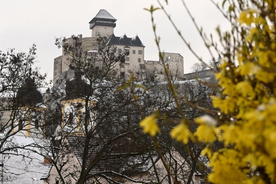 Ilustračný obrázok k článku Keď sa jar spojí so zimou: Vychutnajte si aprílový Trenčín na FOTO