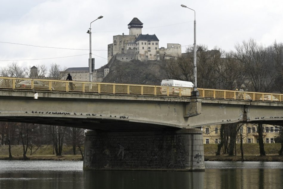 Ilustračný obrázok k článku Starý cestný most v Trenčíne riešili i v parlamente: Na rekonštrukciu si počkáme