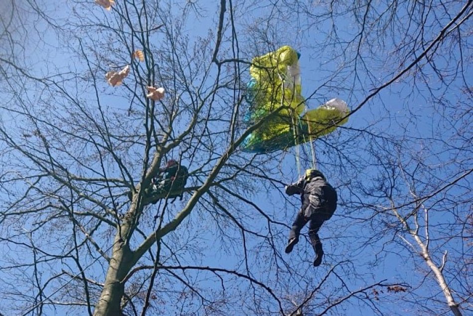 Ilustračný obrázok k článku Záchranná akcia v Hornej Súči: Paraglajdistka uviazla na strome, FOTO