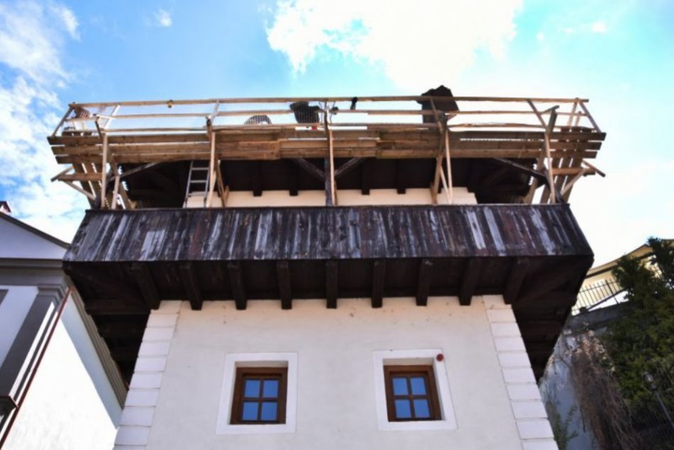 Ilustračný obrázok k článku Posledný svojho druhu: Začali renovovať historický Katov dom v Trenčíne, FOTO