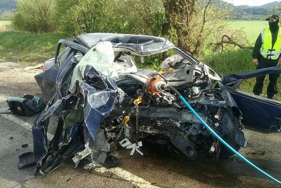Ilustračný obrázok k článku Tragédia neďaleko Trenčína: Po náraze auta do stromu vyhasol ľudský život, FOTO