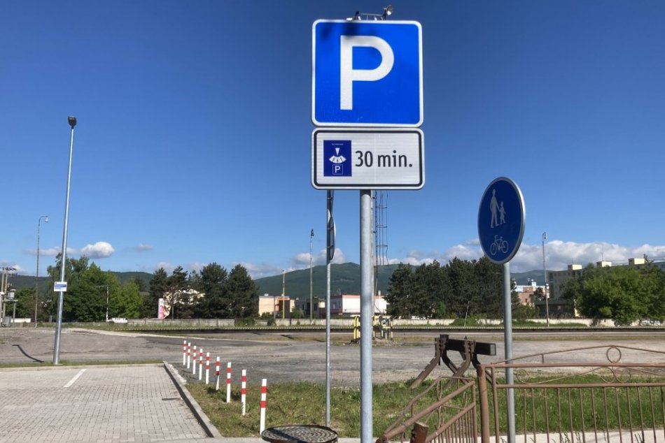 Ilustračný obrázok k článku Parkovisko pri stanici v Prievidzi možno využívať: Dĺžka státia je ale obmedzená