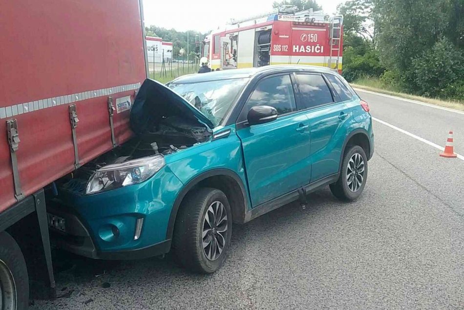 Ilustračný obrázok k článku Zranený po zrážke kamióna s autom: ZÁBERY priamo z miesta nehody
