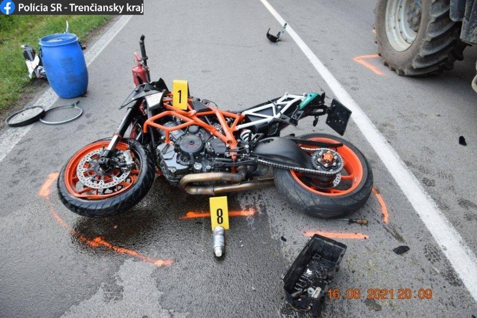 Ilustračný obrázok k článku Smrť motocyklistu: Išiel rýchlo a v protismere narazil do traktora, FOTO