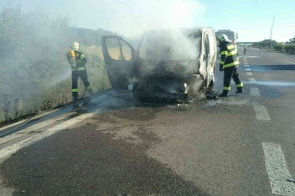 Ilustračný obrázok k článku Na diaľnici horela dodávka: Požiar sa z motora rozšíril na celé vozidlo, FOTO