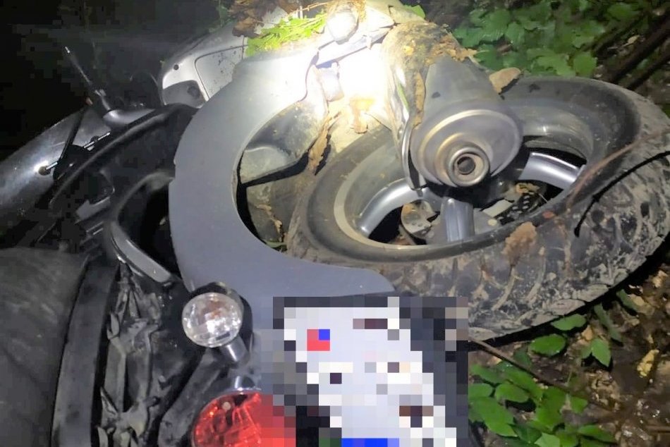 Ilustračný obrázok k článku Zraneného motocyklistu našla polícia opitého: Nehoda v Mníchovej Lehote na FOTO