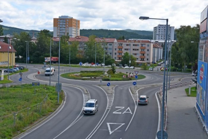 Ilustračný obrázok k článku Z okružnej križovatky v Trenčíne bude TURBO: Po rekonštrukcii sa zmení doprava