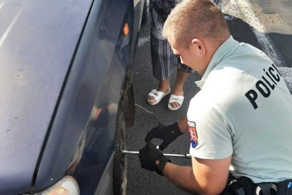 Ilustračný obrázok k článku Palec hore pre nemšovských policajtov: Heslo pomáhať a chrániť naplnili do bodky