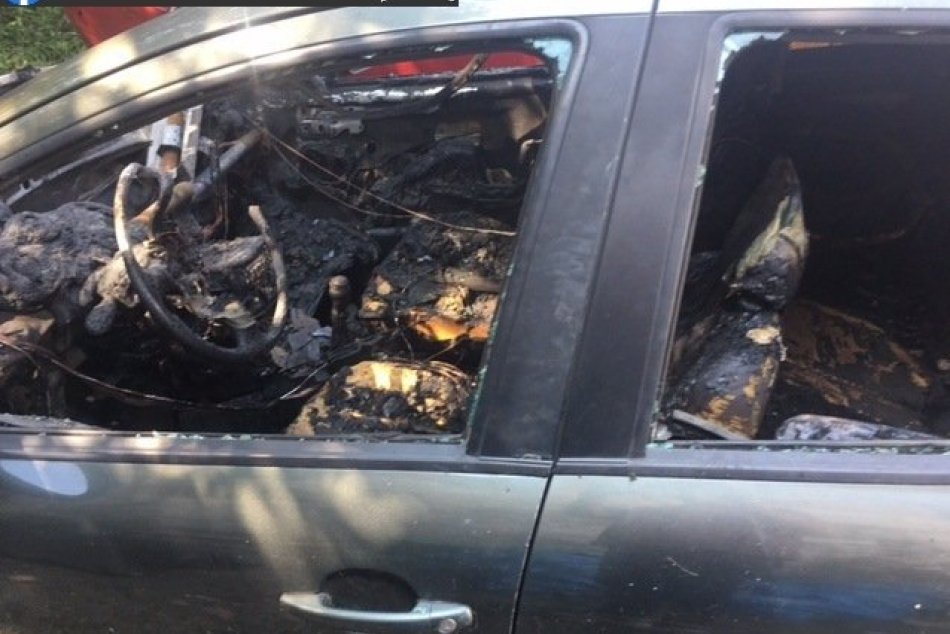 Ilustračný obrázok k článku Podpaľač skončil v rukách polície: Dve autá zhoreli do tla, FOTO