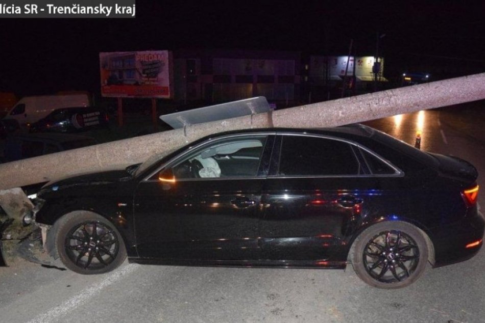 Ilustračný obrázok k článku Stĺp nevydržal náraz od BMW: Vodičovi s 3 promile alkoholu sa nič nestalo, FOTO
