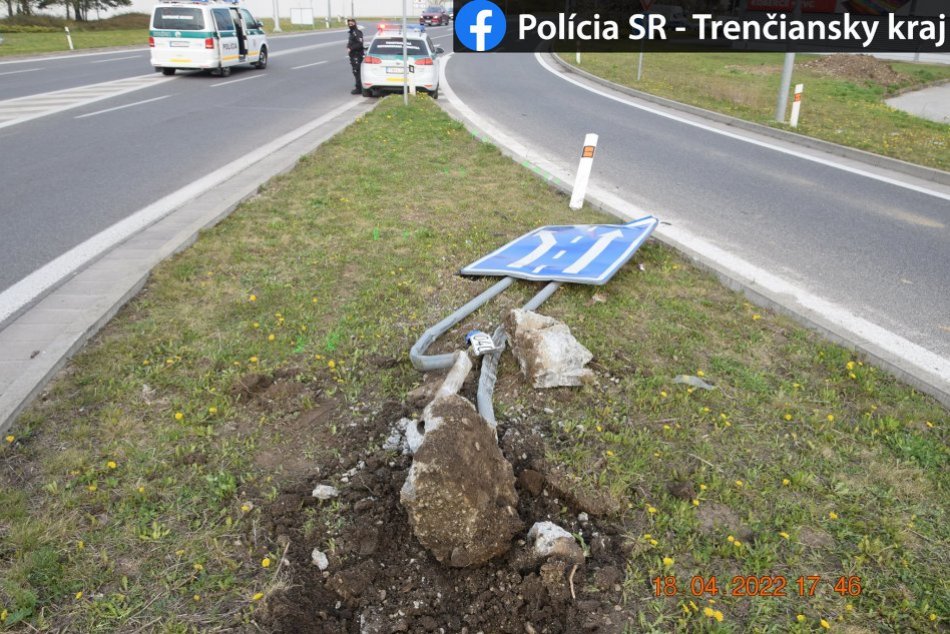 Ilustračný obrázok k článku Veľkonočná nehoda v Trenčíne: Opitý vodič „vyšibal“ aj dopravnú značku, FOTO