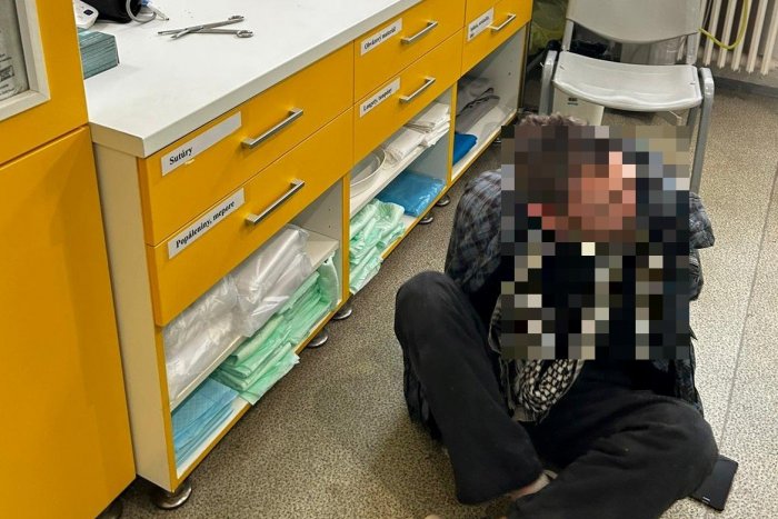 Ilustračný obrázok k článku AGRESÍVNY pacient napadol policajta nožnicami: Zachránila ho pohotová reakcia kolegu! FOTO