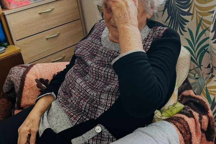 Ilustračný obrázok k článku PODLÝ podraz na 87-ročnú dôchodkyňu: Mužovi vyhodila z balkóna igelitku s TISÍCAMI eur