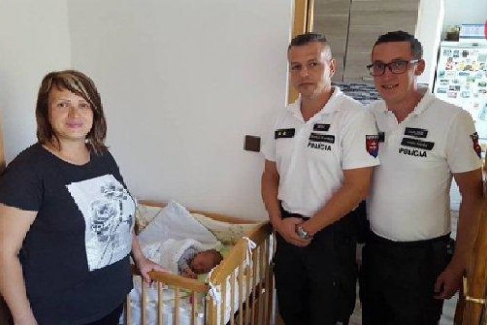 Policajti, rodička a syn Samko