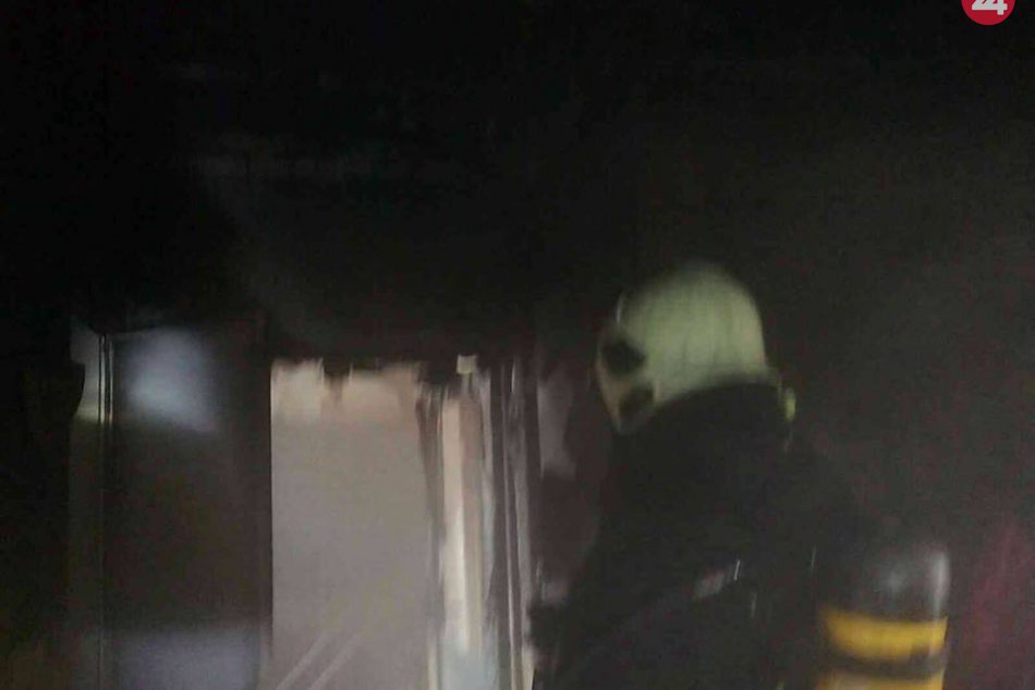 FOTO: Trenčianski hasiči zasahujú pri požiari bytu v Trenčíne