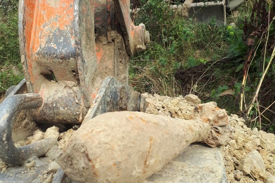 FOTO: Pri výkopových prácach našiel 44-ročný Peter z Trenčína delostreleckú mínu