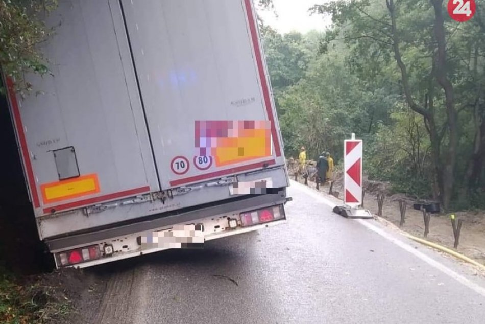 FOTO: Kamión zablokoval cestu II/516 v kopci Machnáč z oboch smerov