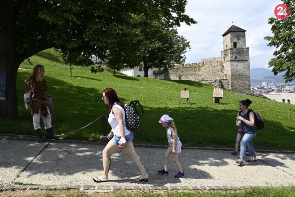 FOTO: Návštevníkov na Trenčiansky hrad prilákali sokoliari aj strašidlá