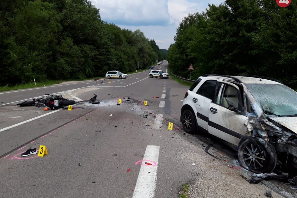 FOTO: Pri zrážke auta a motorky zahynuli dvaja ľudia