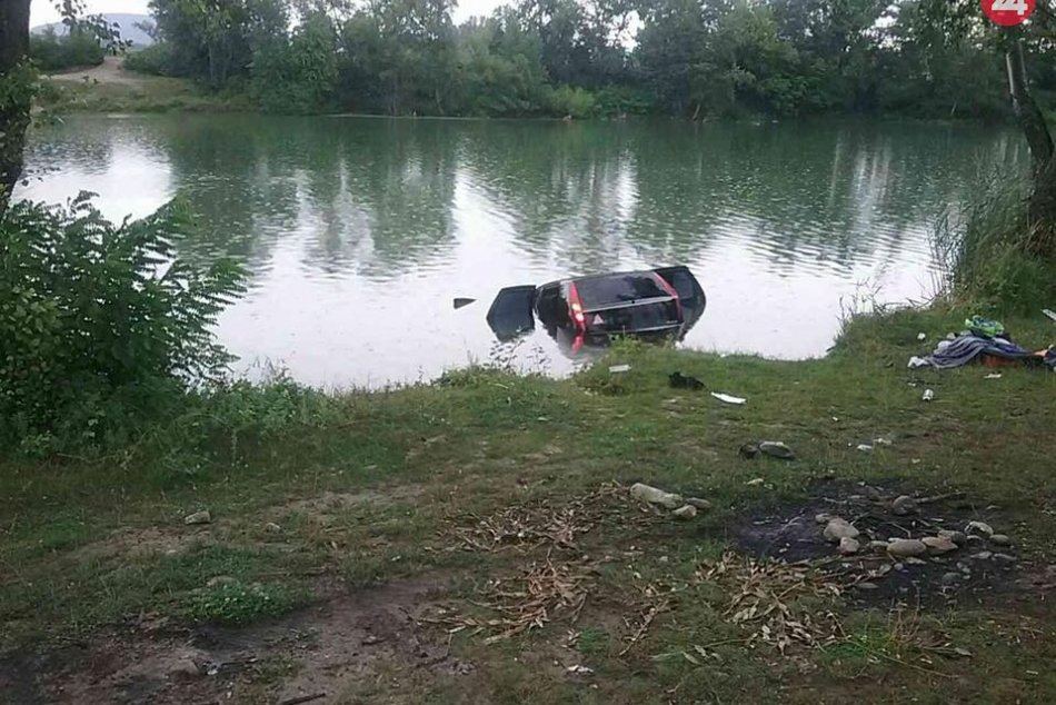 FOTO: Hasiči z Nového Mesta nad Váhom a Trenčína vyťahovali auto z jazera