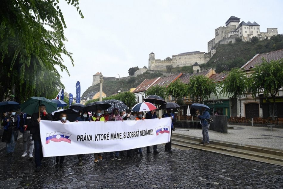 FOTO: Protestný pochod KOZ za práva všetkých zamestnancov v Trenčíne