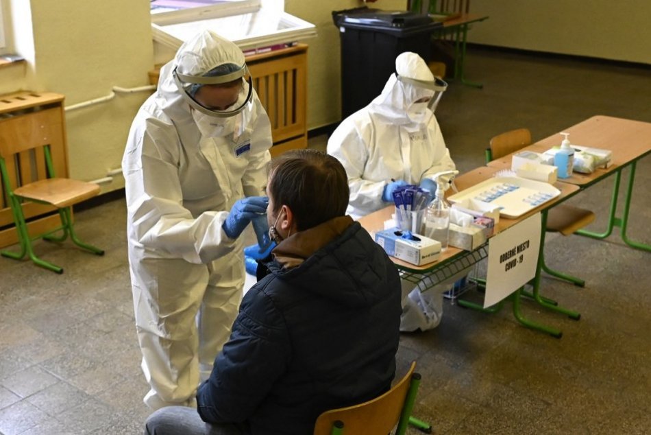 FOTO: Plošné dobrovoľné testovanie obyvateľov mesta Trenčín na nový koronavírus