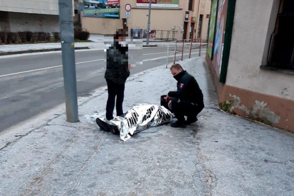 Policajti z Trenčína poskytli pomoc zranenému mužovi na zľadovatenom chodníku