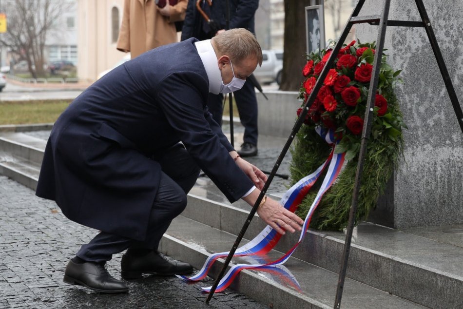 OBRAZOM: Na pietnej spomienke pri Pamätníku obetí komunizmu bol aj Boris Kollár