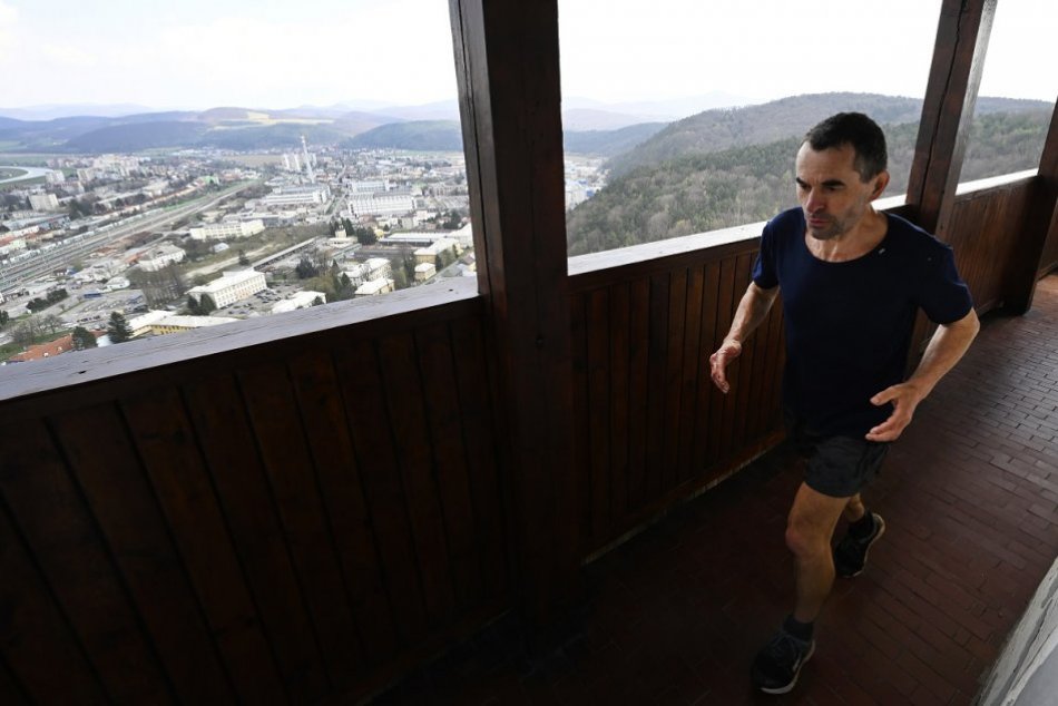 FOTO: Stanislav Ďuriga odbehol maratón na Matúšovej veži Trenčianskeho hradu