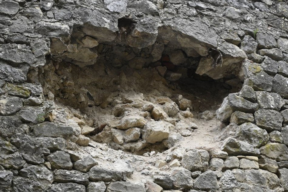 FOTO: Na Trenčianskom hrade sa zosypala malá časť múru z čias Matúša Čáka