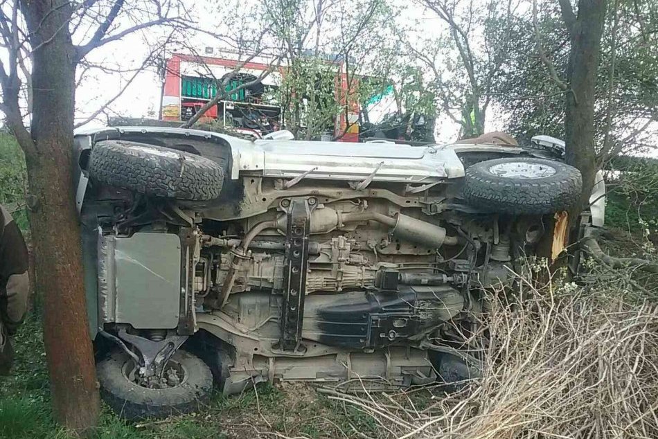 FOTO: Dopravná nehoda pri obci Trenčianska Turná, auto skončilo v stromoch