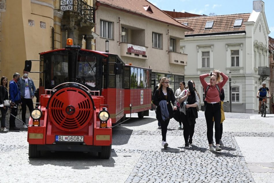 OBRAZOM: Na Trenčiansky hrad premáva turistický vláčik Matúš Čák, MAPKY trás